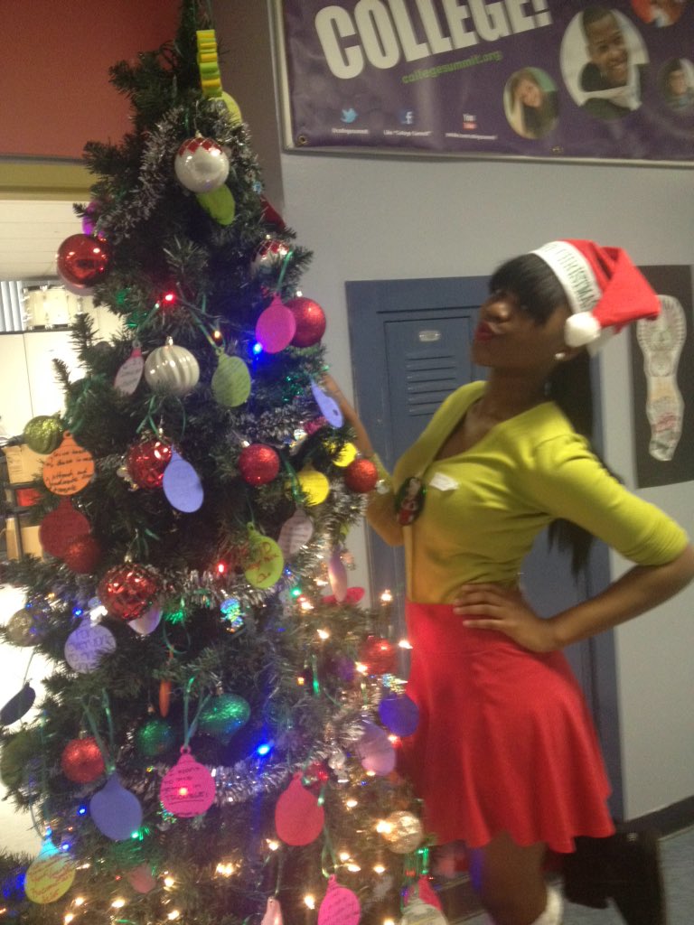 DGtalks's tweet photo. #FineArts Christmas #colligate https://t.co/yn9eif1dBo