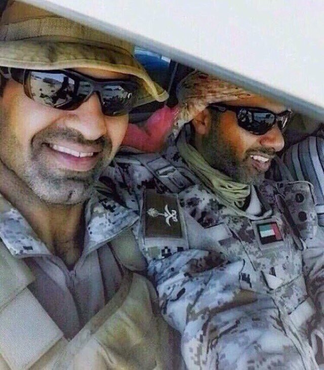UAE_BARQ's tweet photo. صورة متداولة للشهيدين #العقيد_عبدالله_السهيان و #العقيد_سلطان_بن_هويدن في ميدان البطولة. #برق_الإمارات https://t.co/3crElEa2KX