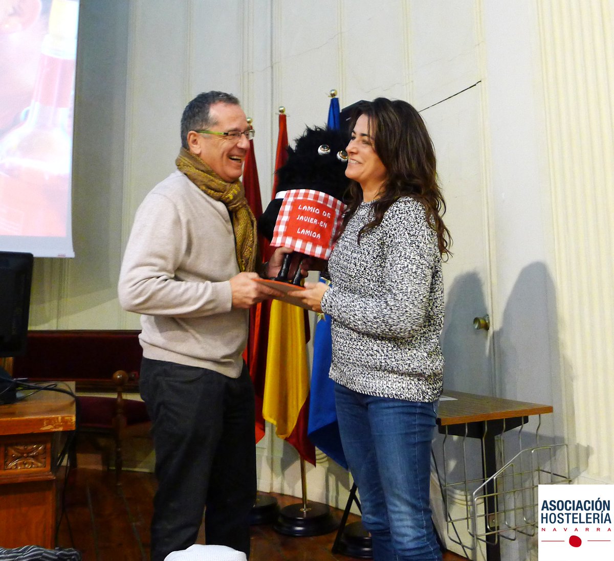 hostnavarra's tweet photo. Y el #Lamio del año de @hrnavarra es para Fernando Hualde y un merecido #Lamio de honor para Javier Hernández https://t.co/EpP18lmqPf