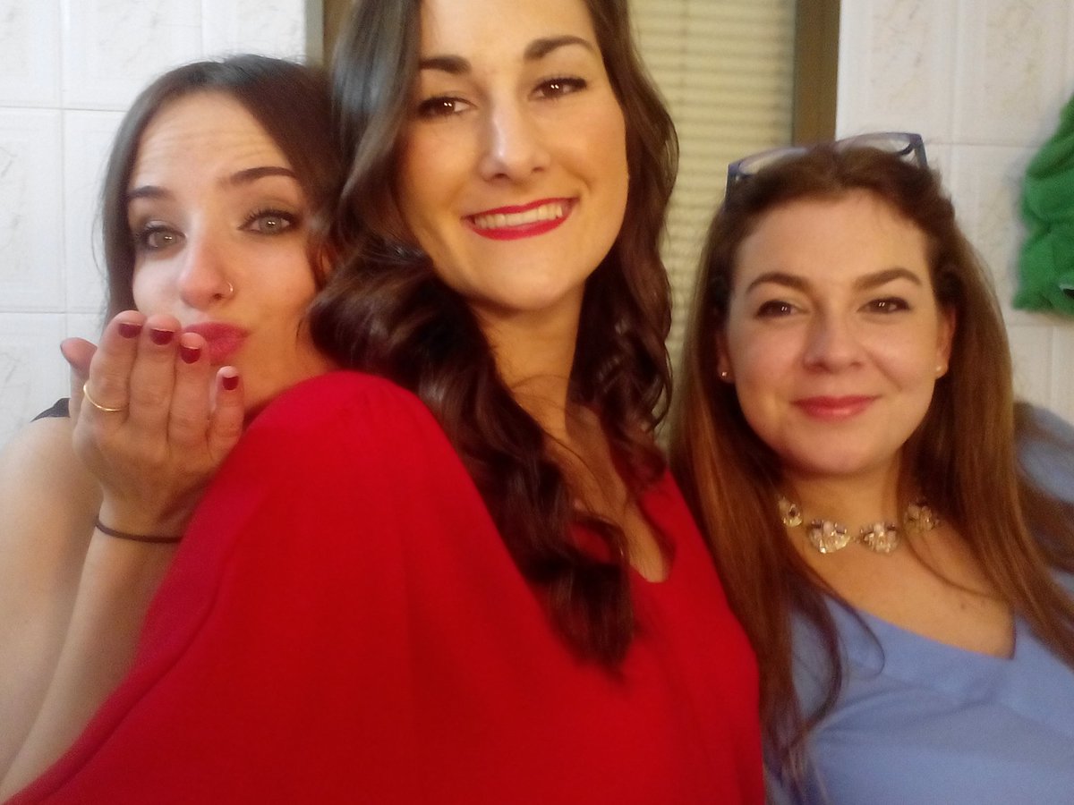Nazare_JP's tweet photo. Uiui que abandonado tengo esto... Fotito con dos guapasss💜 https://t.co/hQEDHbM0Af
