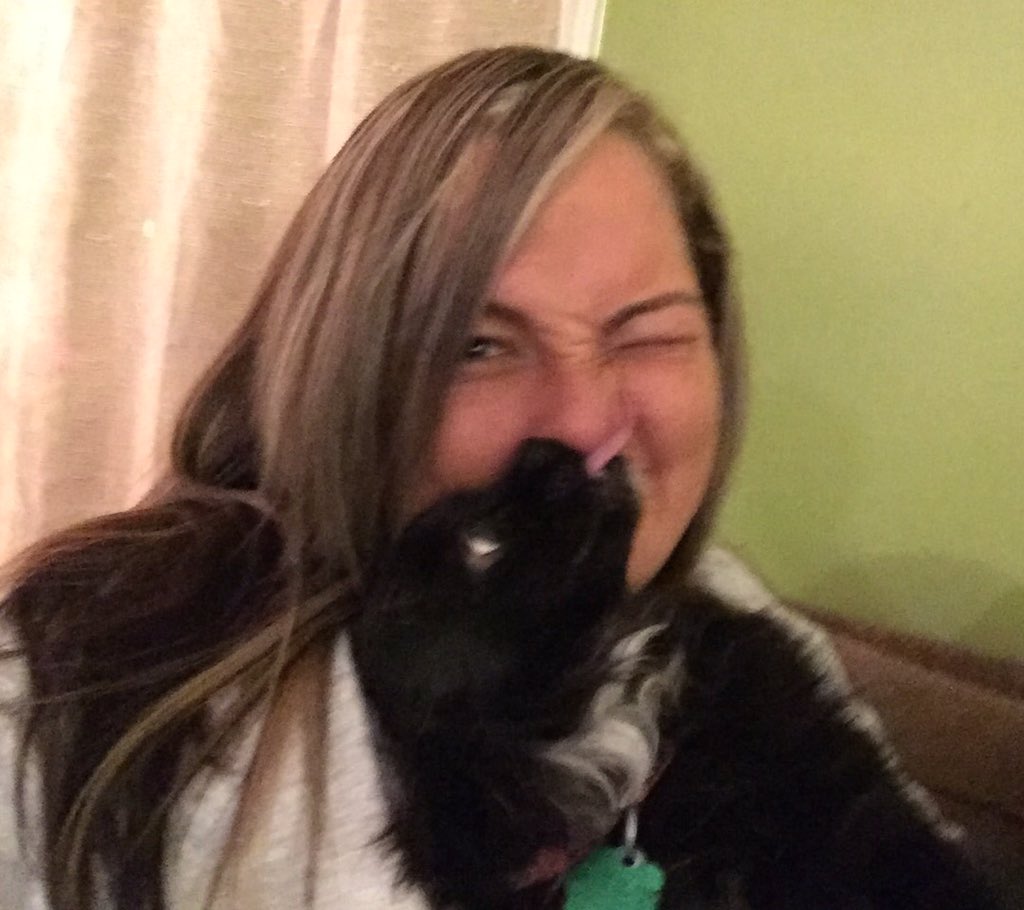 CBQTPIE's tweet photo. Nothing better than Layla kisses!! #sneakshot #puppy #laylabean https://t.co/6WkFBhUFcv