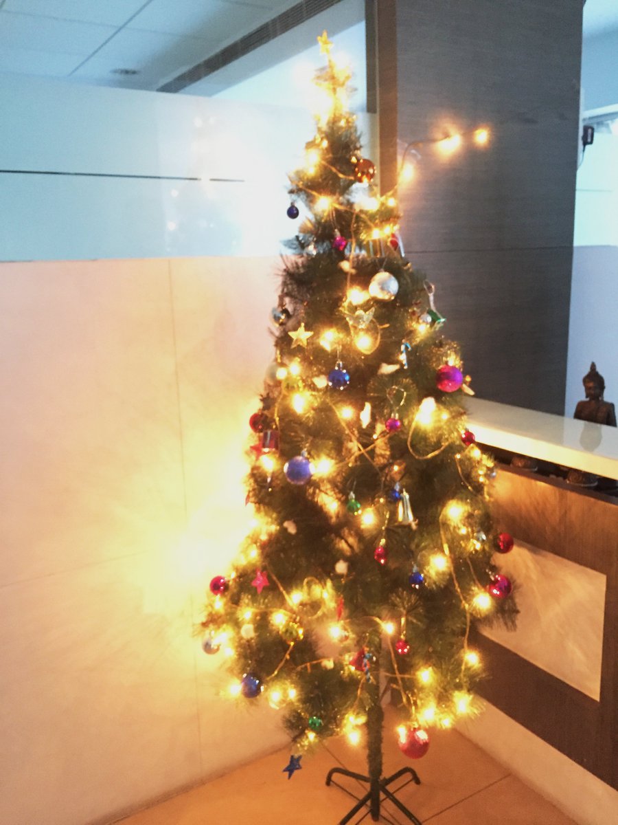 GamecubatorLabs's tweet image. 6 Ft tall #christmastree decorated at our studio today with beautiful ornaments and bright lights #WinterIsComing