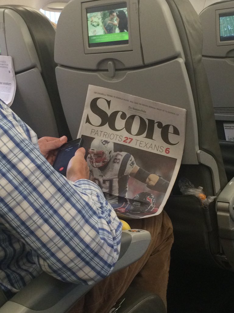 RevEverett's tweet photo. Sadly, it does not appear that #GronkIsMyCopilot on this @JetBlue flight. He's probably busy celebrating. https://t.co/KmEnkS3tdL