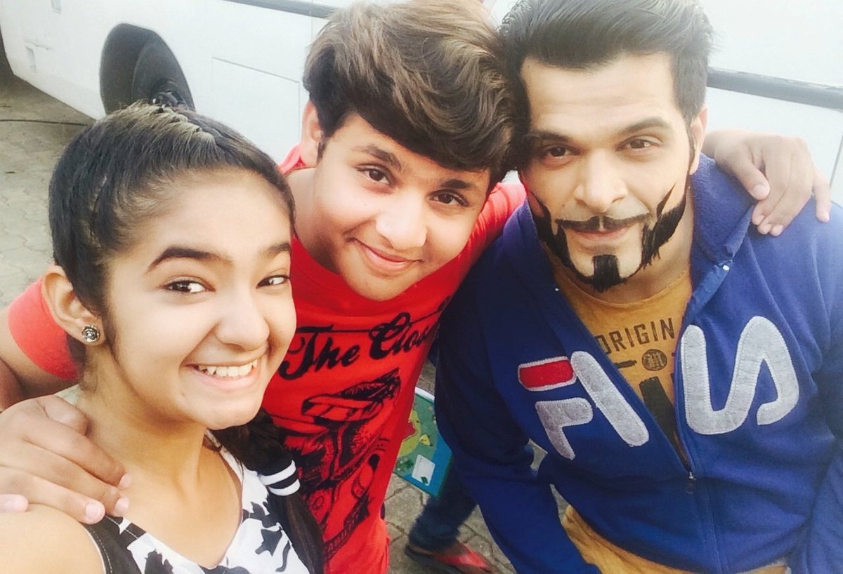devjoshi10's tweet photo. #picClicks #freeTime #onSet #shootingDiaries #Baalveer https://t.co/geM2wW5AfQ