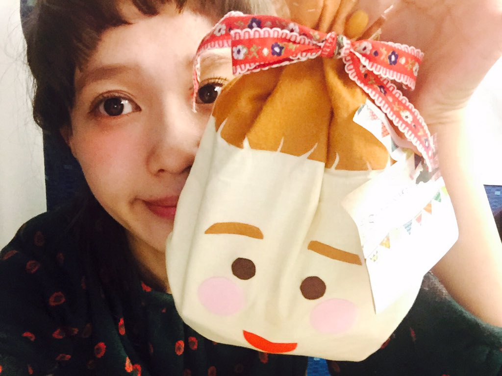 saki61204's tweet photo. いつもヘア担当してくれる
ハピネスの清水さんが、
巾着をプレゼントしてくれました！！なんと、手作り。。。😭✨💕中には大好きな駄菓子！
忙しい中こんなかわいくて愛のあるプレゼントを作ってくれて、本当にありがとうです。T_T。感動！ https://t.co/gJh6iXbeUA