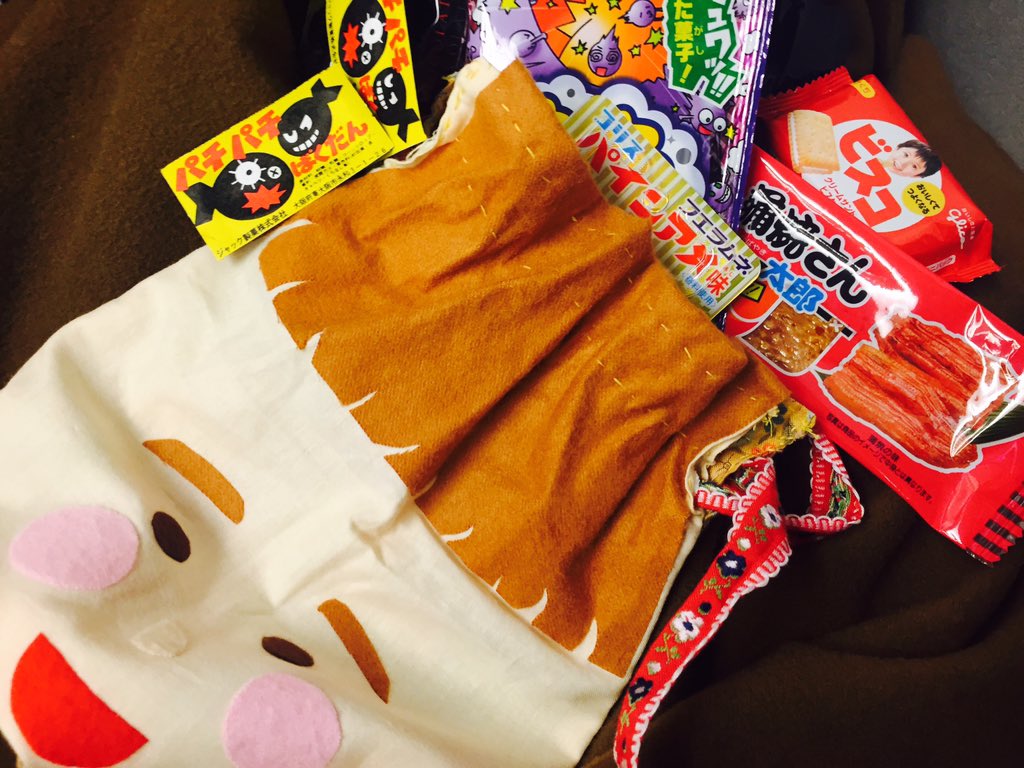 saki61204's tweet photo. いつもヘア担当してくれる
ハピネスの清水さんが、
巾着をプレゼントしてくれました！！なんと、手作り。。。😭✨💕中には大好きな駄菓子！
忙しい中こんなかわいくて愛のあるプレゼントを作ってくれて、本当にありがとうです。T_T。感動！ https://t.co/gJh6iXbeUA