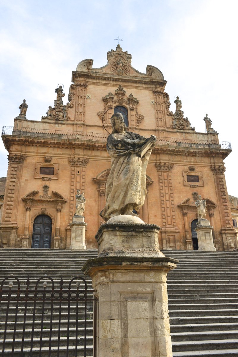 sudestsicilia's tweet photo. Monumenti, chiese, palazzi barocchi. Cioccolata, suggestioni azteche e cucina gourmet. In una sola parola: #Modica. https://t.co/Ba9AEjSleD