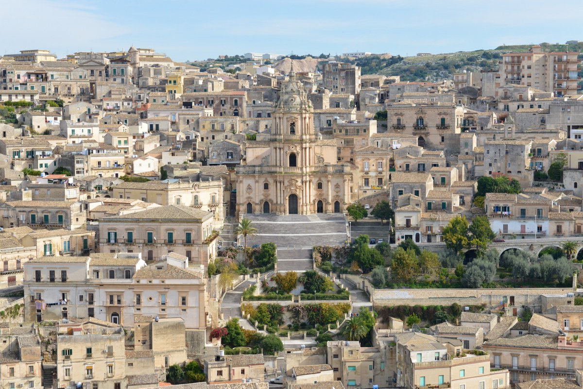sudestsicilia's tweet photo. Monumenti, chiese, palazzi barocchi. Cioccolata, suggestioni azteche e cucina gourmet. In una sola parola: #Modica. https://t.co/Ba9AEjSleD