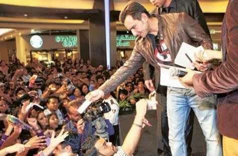 HathwalaThakur's tweet photo. अंत तक टीके रहने के लिए fans को पैसे देते हुए Saif Ali Khan। #WeSaifians https://t.co/krV28YReiX