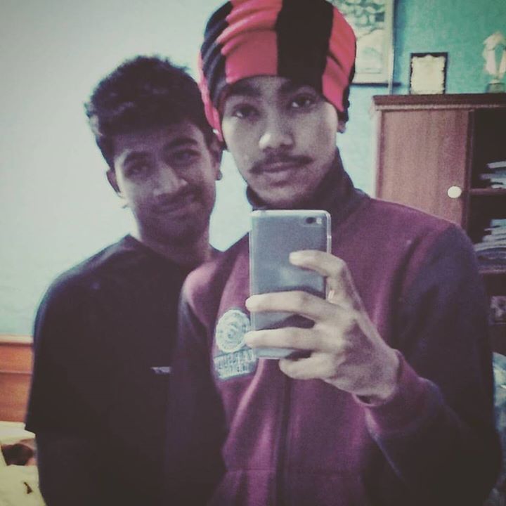 iam_BENiWAL's tweet photo. Ainvey firde ni velle, assi bande karobari!
#brothers #bflab #desi #winters #selfie https://t.co/Ld1rI2VZvA