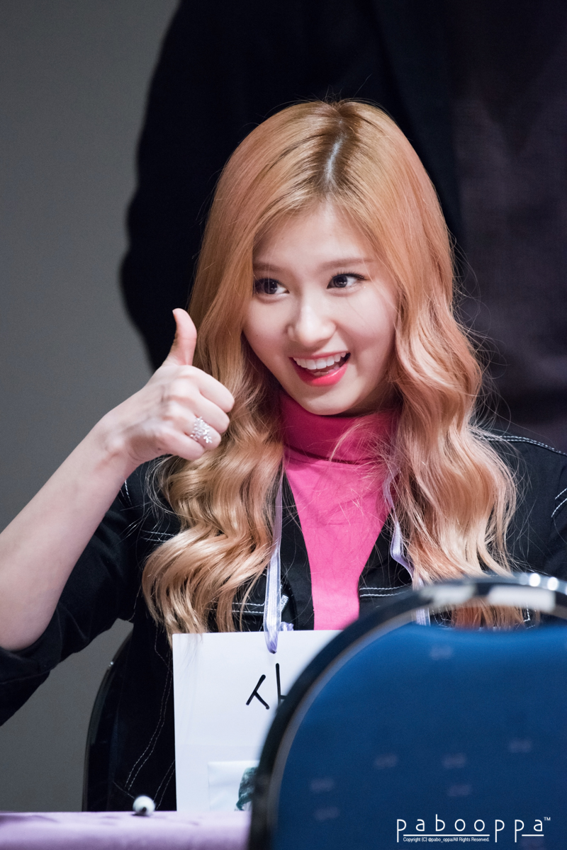 pabo_oppa's tweet photo. 151213 TWICE 트와이스 사인회 사나
#twice #트와이스 #sana #사나 https://t.co/rB4F9OX5LU