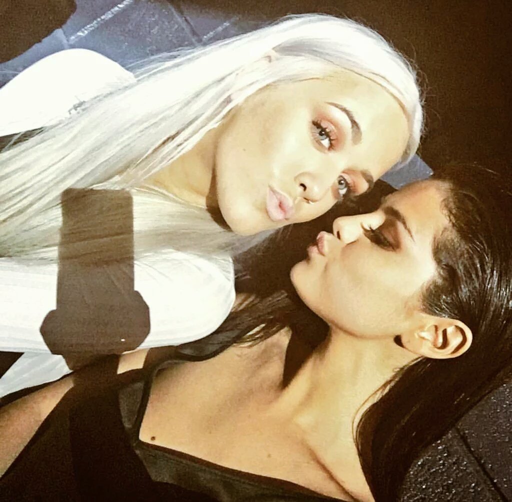 ProudOfThemAll's tweet photo. Lottie and Selena #MTVStars One Direction https://t.co/HDPlimuG9A