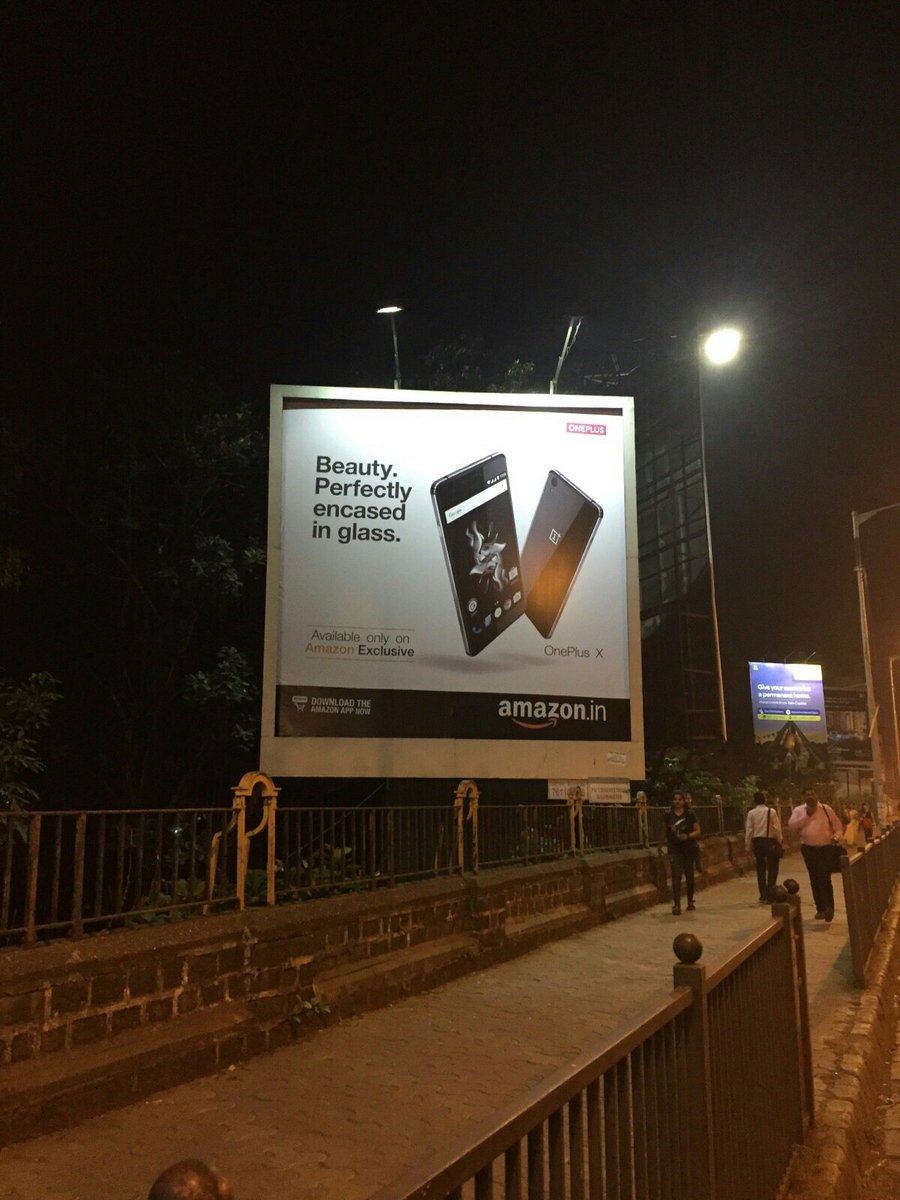 choosymoron's tweet photo. @OnePlus_IN #OnePlusInMyCity Mumbai Dadar displaying the #powerfullybeautiful #OnePlusX https://t.co/SVV8sy9rHX