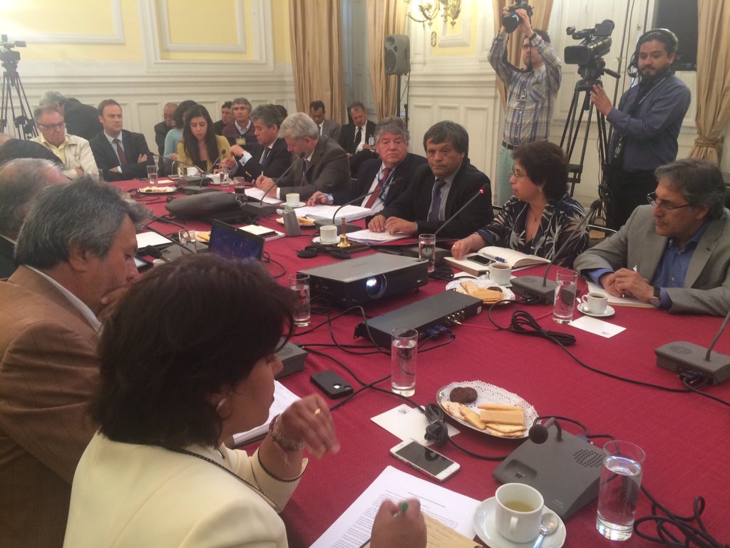 diputado_LEMUS's tweet photo. Junto a la Ministra de Minería y pequeños mineros en el Congreso en Santiago viendo la problemática del sector https://t.co/7BySbIquOD