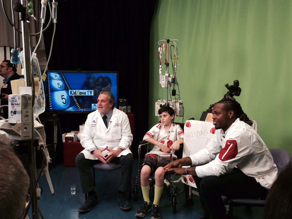 MountSinaiPeds's tweet photo. Derrick Henry @KingHenry_2 2015 @HeismanTrophy winner inspires our patients @mountsinaipeds #childlife https://t.co/U5I2LvTjTr