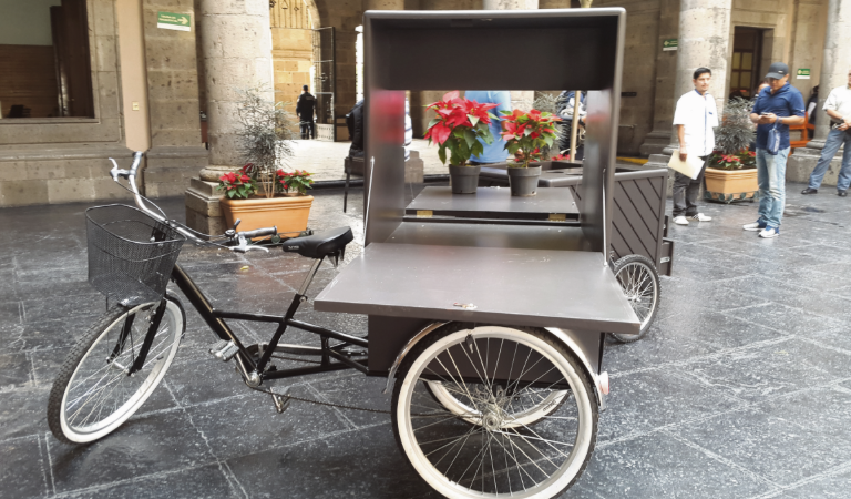 EditoraJalisco's tweet photo. Hay tres empresas interesadas en elaborar carritos para ambulantes.
https://t.co/3sWvljIgXm https://t.co/8YX4HRKB73