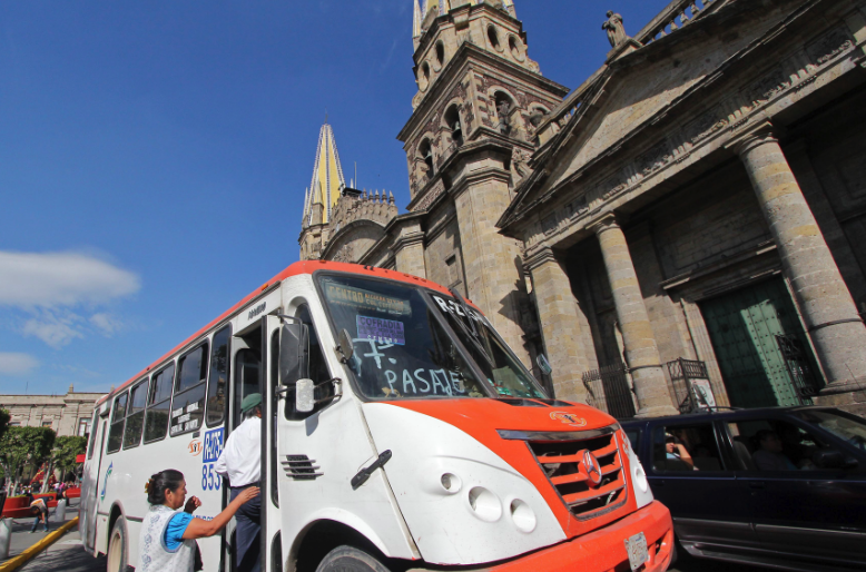 EditoraJalisco's tweet photo. Urgente, atender las recomendaciones sobre el transporte público: @ComCoparmex
https://t.co/XALrxS5zyK https://t.co/QwNcNyvgri