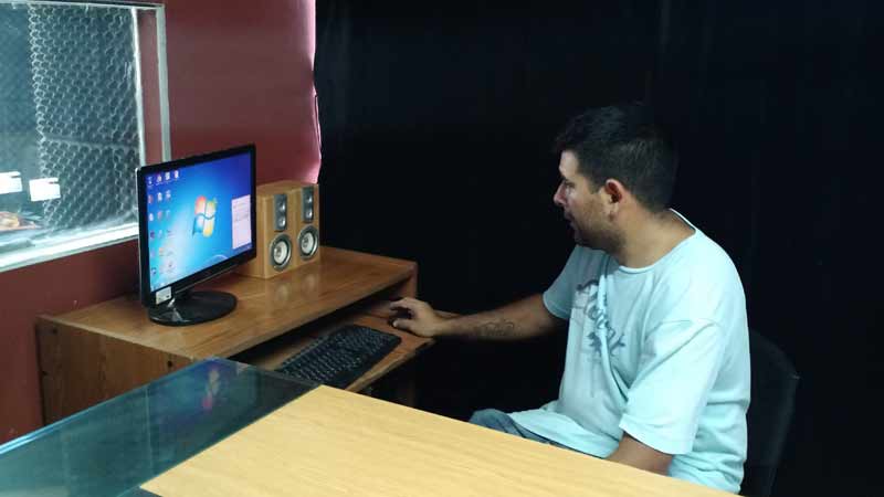 radiomega997's tweet photo. José, nuestro técnico, poniendo a punto los equipos en las nuevas instalaciones de Radio Mega. https://t.co/Nr91xHK6kz