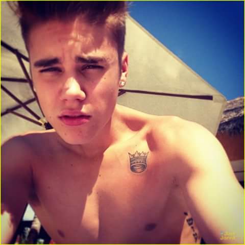 cami_bieberlove's tweet photo. Chanel vs Walmart 
#WhoKnowsYouJustinBieber
#WeLoveYouRyan 
@justinbieber https://t.co/PvdxVwXQxm