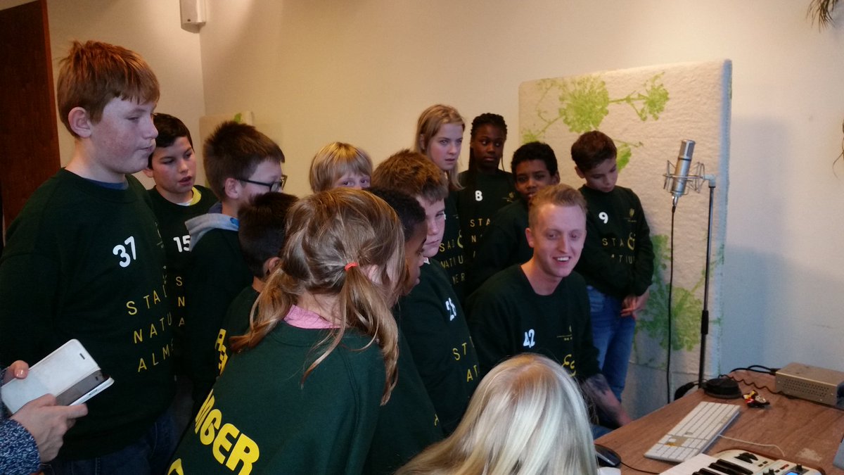 Vandaag gaan we al rappende de kemphaan over. Muziek maken, zelf een tekst schrijven en inspreken. Taal in het echt!