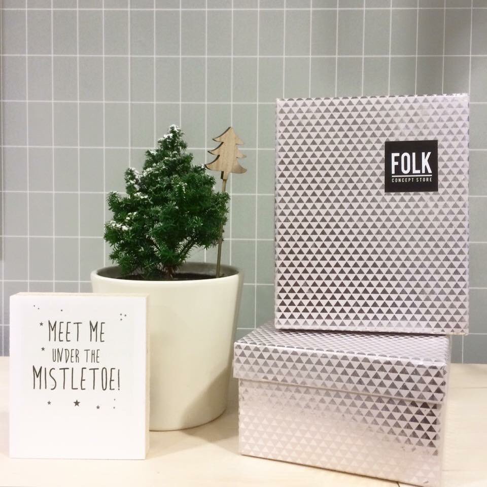 FOLK geeft 2 prachtig gevulde kerstpakketten weg. Like en share #winactie #folkconceptstore facebook.com/folkconceptsto…