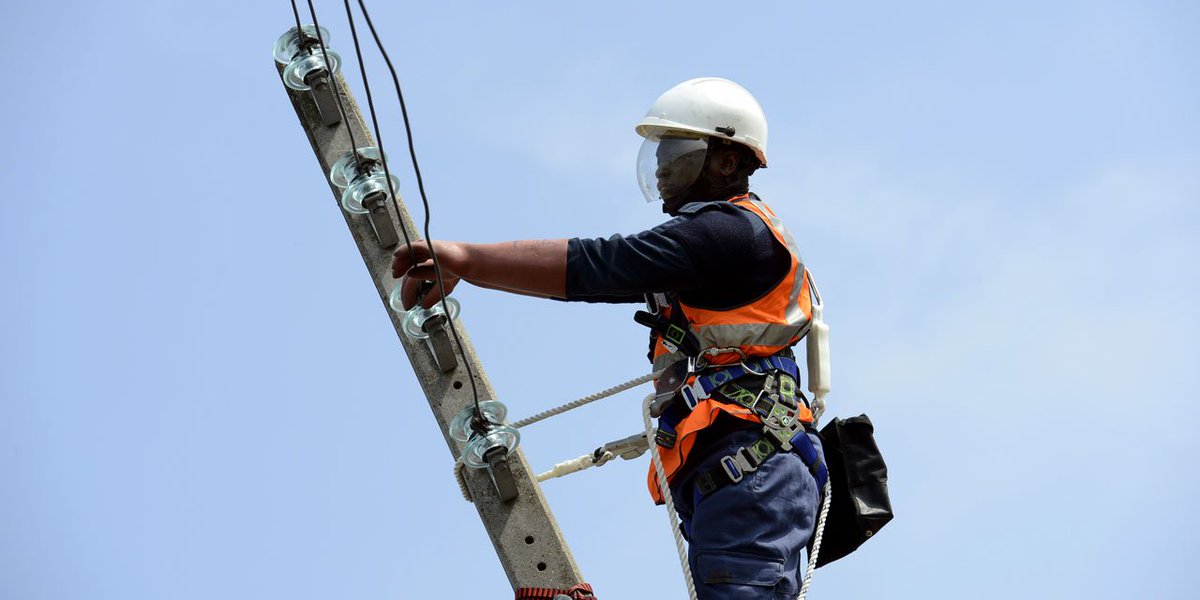ErnestRevue's tweet photo. Fait divers français: l'apéro des agents ERDF dégénère, ils coupent l'électricité. https://t.co/G8OKOqHCe6 https://t.co/nmrr5E0SP8