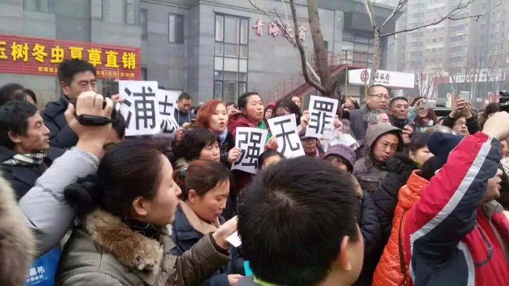 szeyan1220's tweet photo. 今天密集公布刘志军、薄谷开来等人减刑的消息，一方面摆出要大赦天下的宽容姿态，一方面审判7条微博罪。这些焦点总算让我看明白了：忙着把人关进去，急着把狗放出来。不解释，你懂的！@倾城雪 https://t.co/UmsgU1fXON