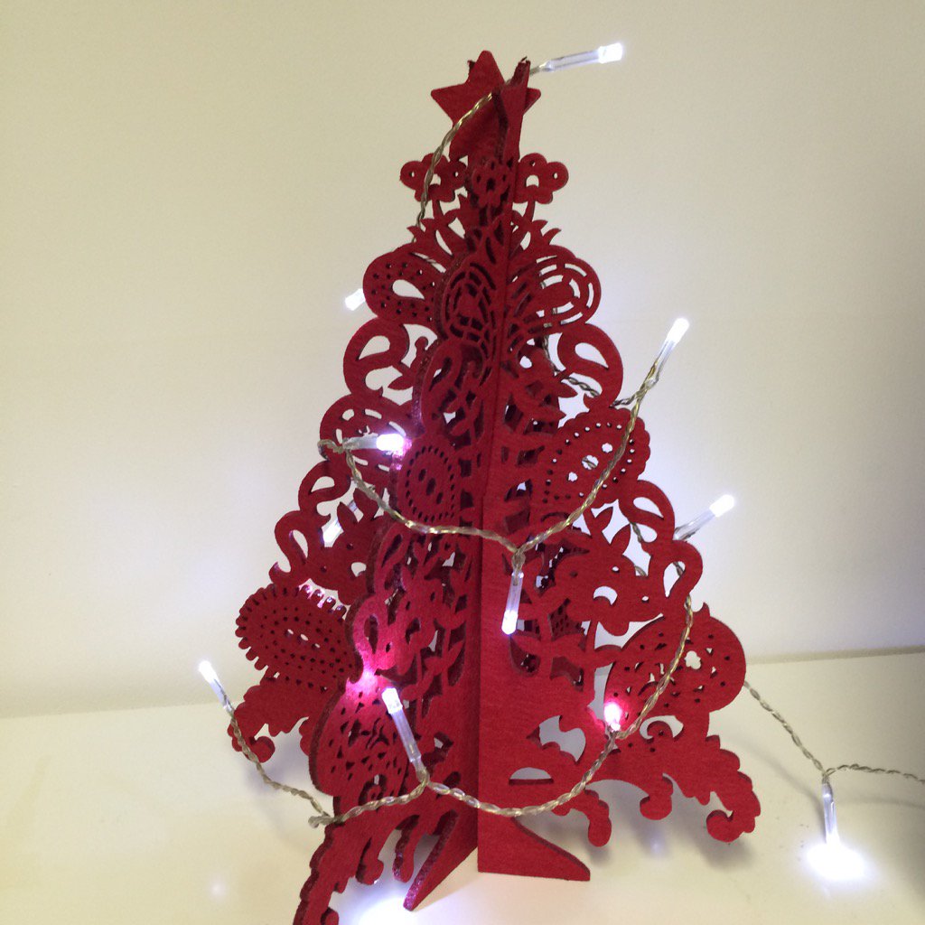 LorraineDJones's tweet photo. Christmas count down... I've even put lights on my desktop Xmas tree! https://t.co/ZeaCocfaZS