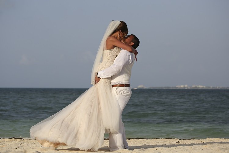 DestWeds's tweet photo. Let's celebrate #12DaysofRealWeddings! Melissa & Sean in Playa Mujeres, #Mexico. Photography by Beach Wedding Studio https://t.co/Bf8hQDaPEv
