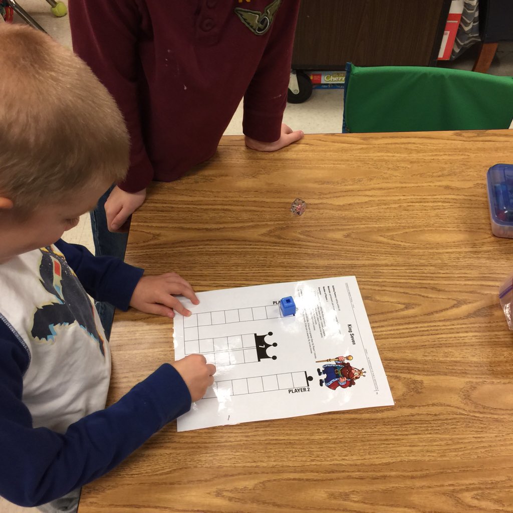 SummitHallRS's tweet image. Math work stations in Mrs. Savino&apos;s room. #engagedinlearning #talkingaboutmath