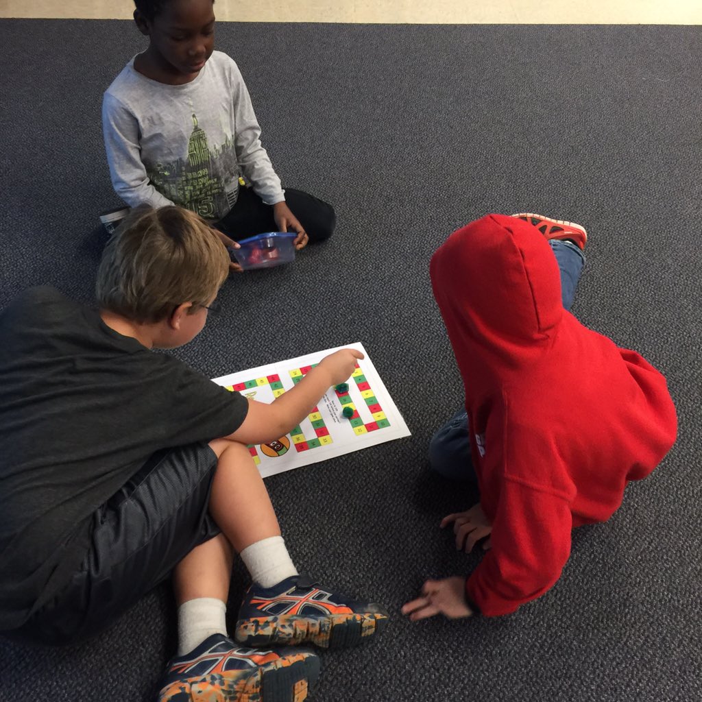 SummitHallRS's tweet image. Math work stations in Mrs. Savino&apos;s room. #engagedinlearning #talkingaboutmath