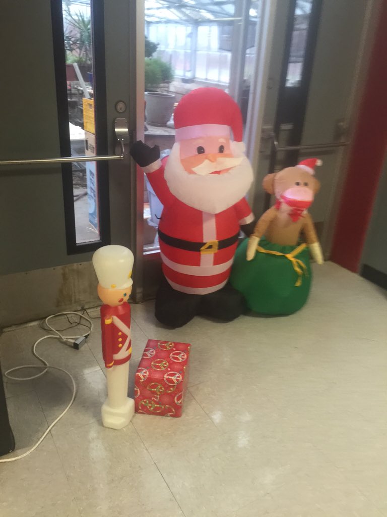 FDyearbook's tweet photo. It's getting festive at #FDSH! https://t.co/0pCbcLglkI