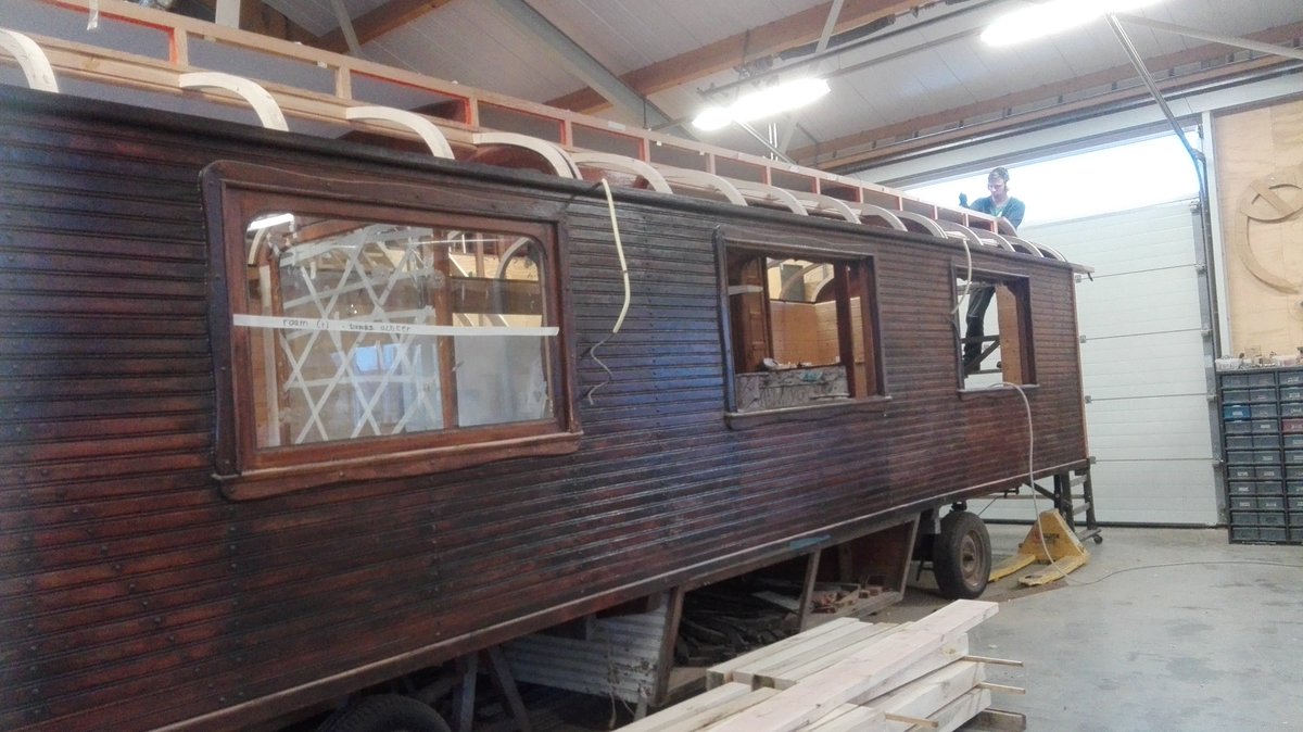 Bouwloods's tweet photo. De Woonwagen is bijna klaar! Leerlingen van de #bouwloods restaureren deze prachtige wagen! https://t.co/r46tiIkVZM