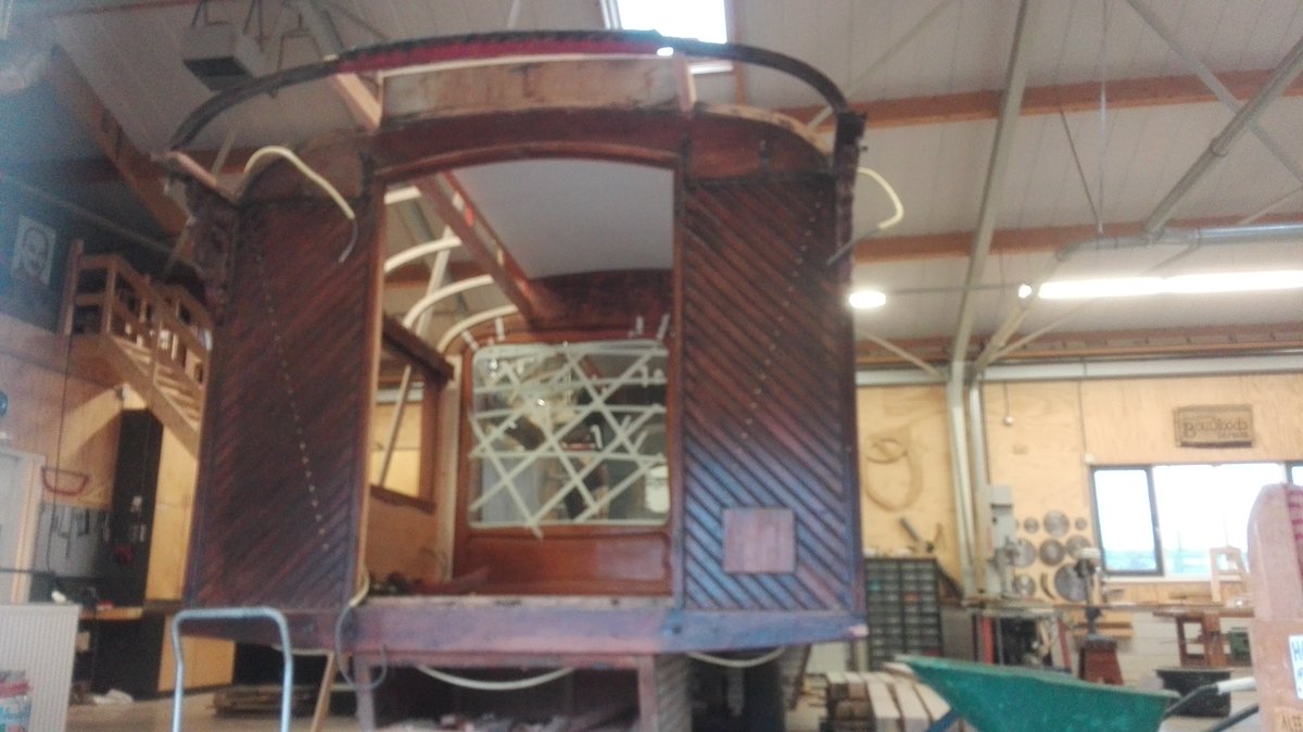 De Woonwagen is bijna klaar! Leerlingen van de #bouwloods restaureren deze prachtige wagen!