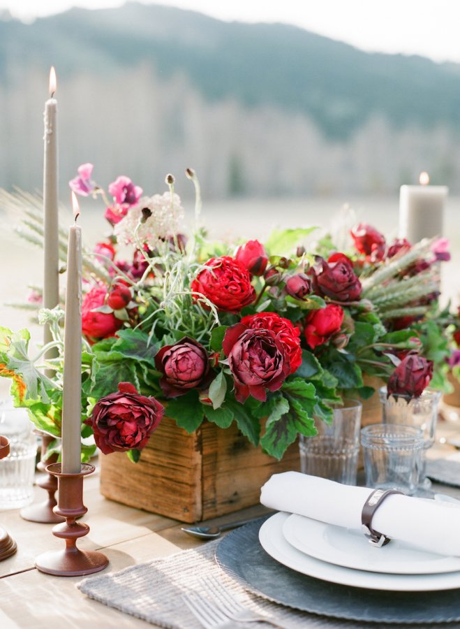 LuxeDesignEvent's tweet image. Red vibrant roses in wooden crates. Fall wedding colors. #redroses #romantic #weddingflowers #centerpieces