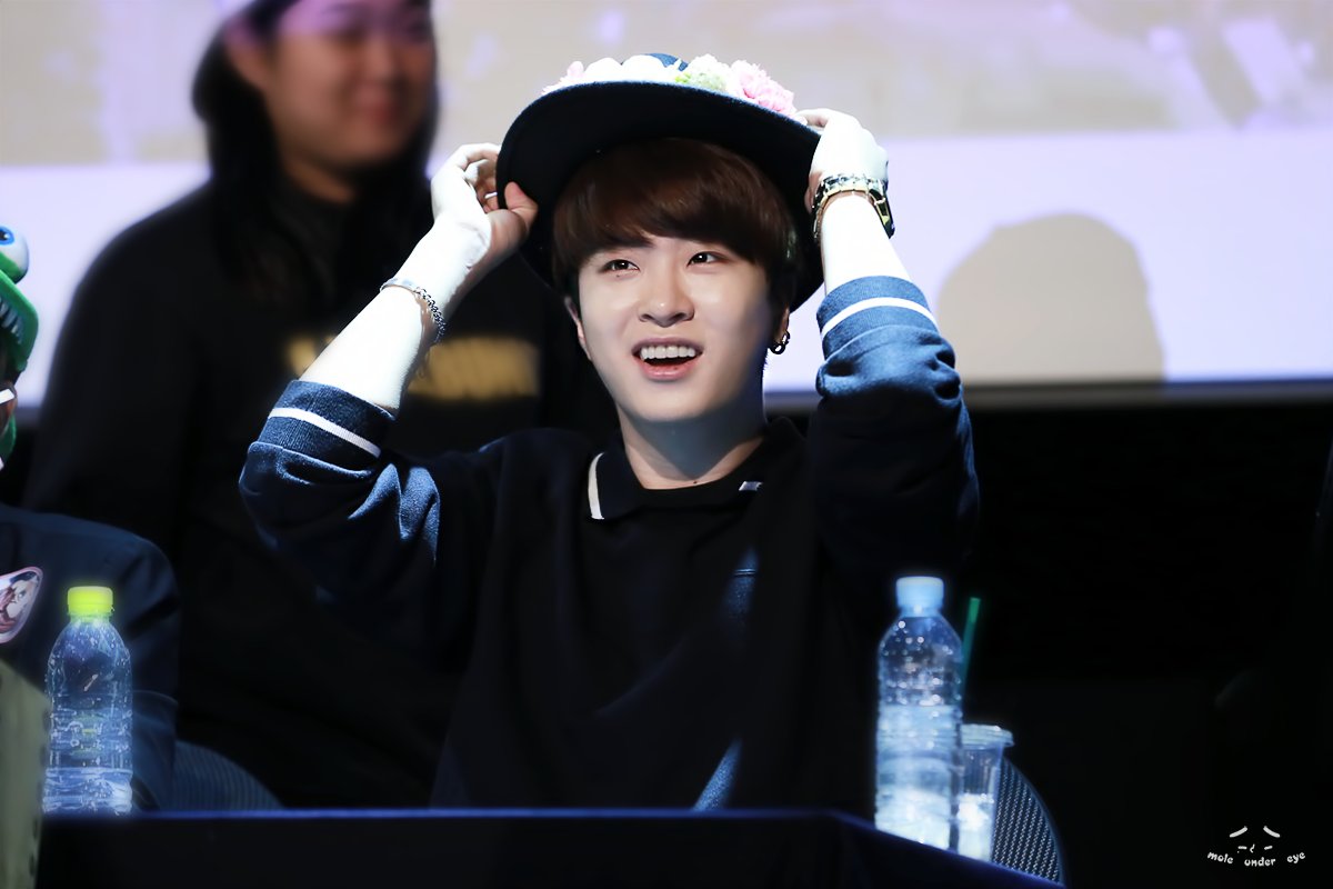 moleundereye_YJ's tweet photo. 151213 상암 팬사인회 꽃집의 영재는 예뻐요..😇💘 #GOT7 #youngjae #갓세븐 #영재 #고백송 @GOTYJ_Ars_Vita https://t.co/Ntt3KMEFx3
