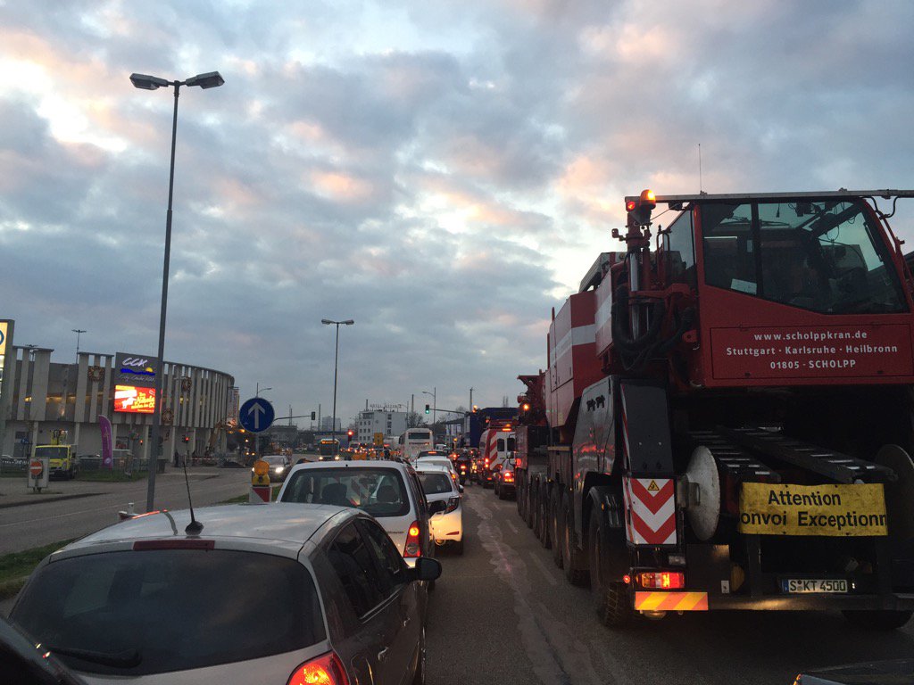 Lambsdorff's tweet image. Straßburg, Grenzkontrolle. 90 Minuten weniger Lebensqualität. Außengrenze europäisch sichern, #Schengen retten! @fdp