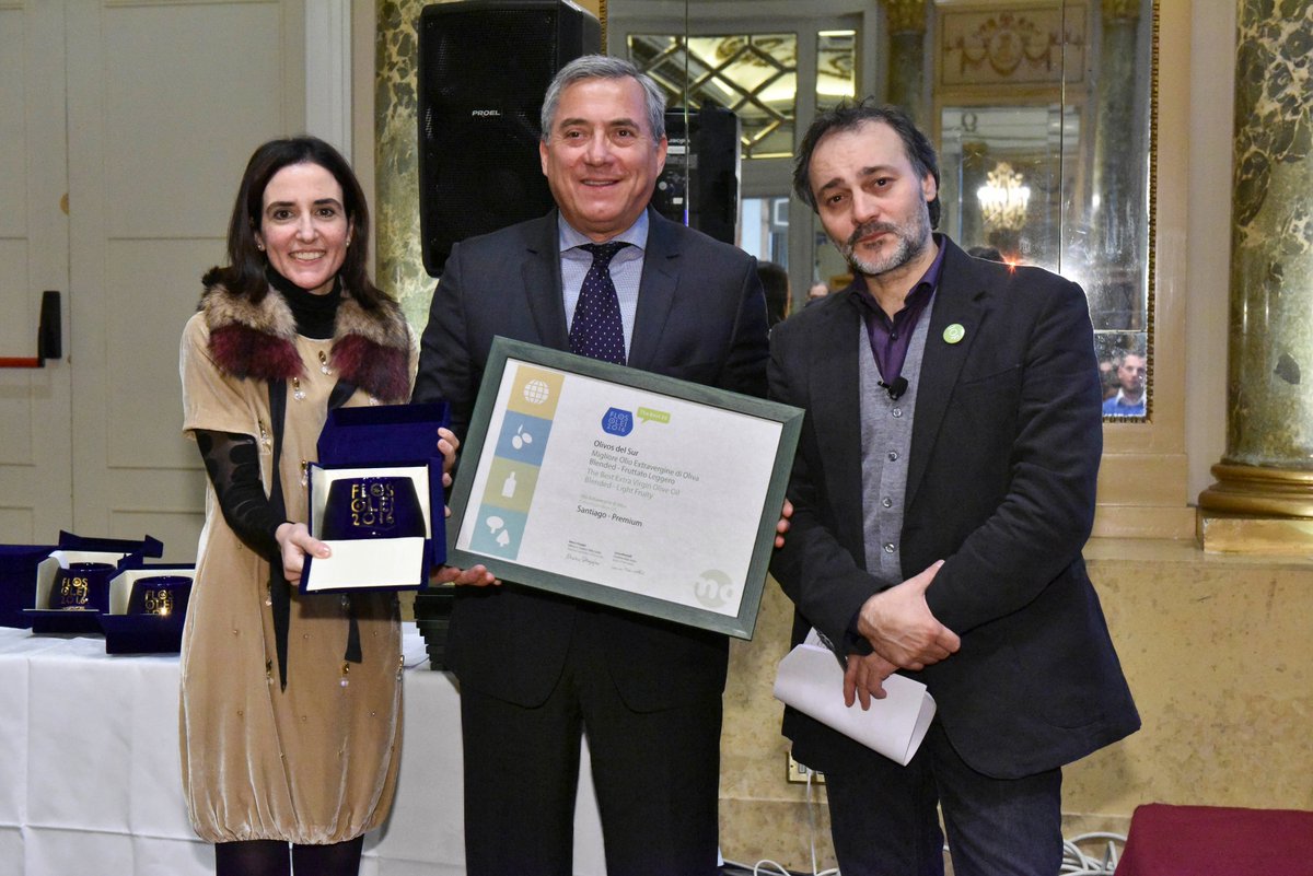 SantiagoPremium's tweet photo. Embajador de Chile en Italia recibe a nombre de Olisur el Premio al Mejor blend de AOVE del mundo  #flosolei 2016 https://t.co/0lglh27RFt