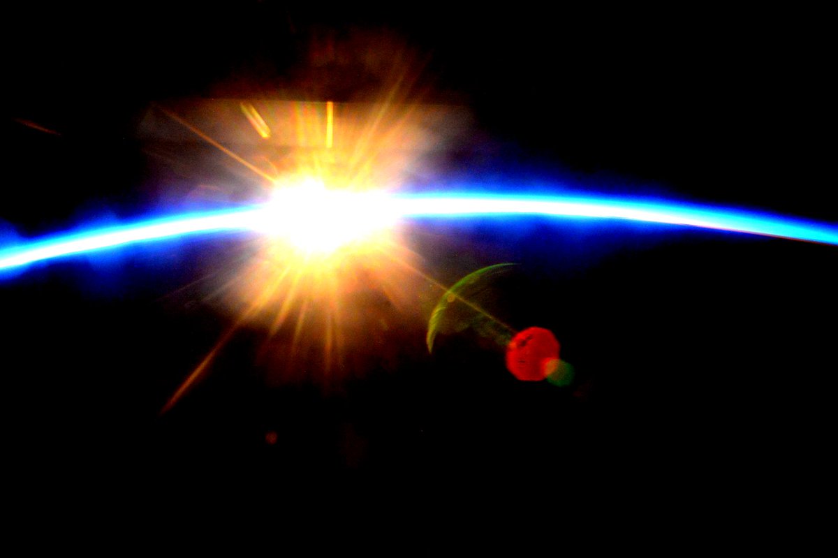 StationCDRKelly's tweet photo. #MondayMotivation from @space_station! #Sunrise number 4,177 of a #YearInSpace. https://t.co/34k2mxp0Ro