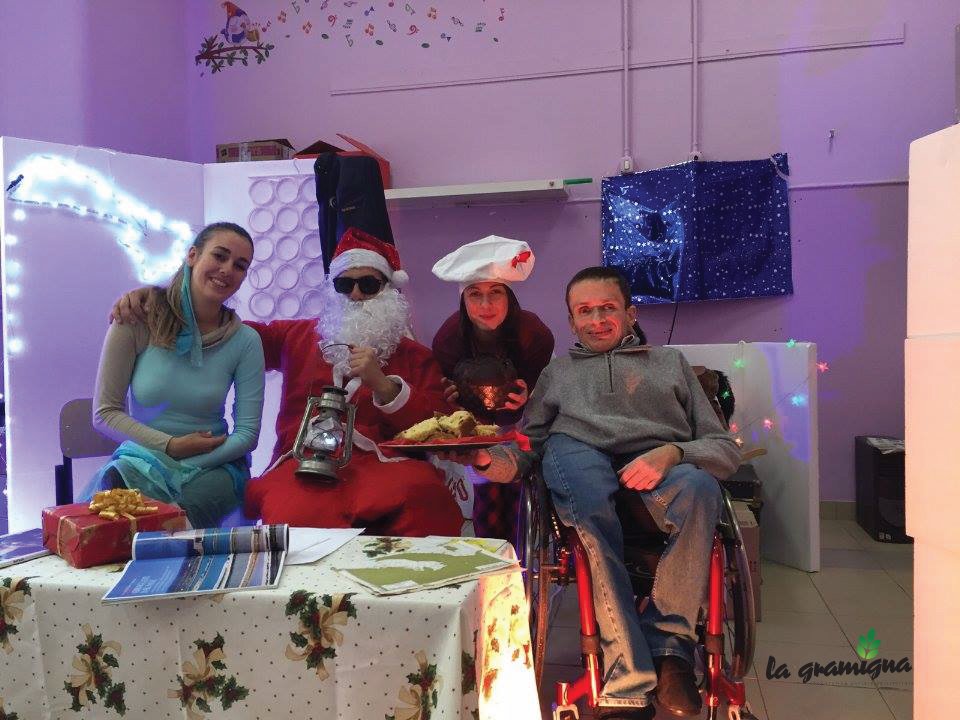 CoopGramigna's tweet photo. #ANataleNonMancaMai la #magia dello spettacolo della #Gramigna! Per un #Natale2015 alla riscoperta dell'amicizia. https://t.co/Tosos7abLG