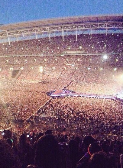 hudconlivia's tweet photo. the best team mates a girl could ask for #1DHistory https://t.co/MYh3WSjYOT