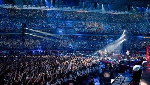 hudconlivia's tweet photo. the best team mates a girl could ask for #1DHistory https://t.co/MYh3WSjYOT