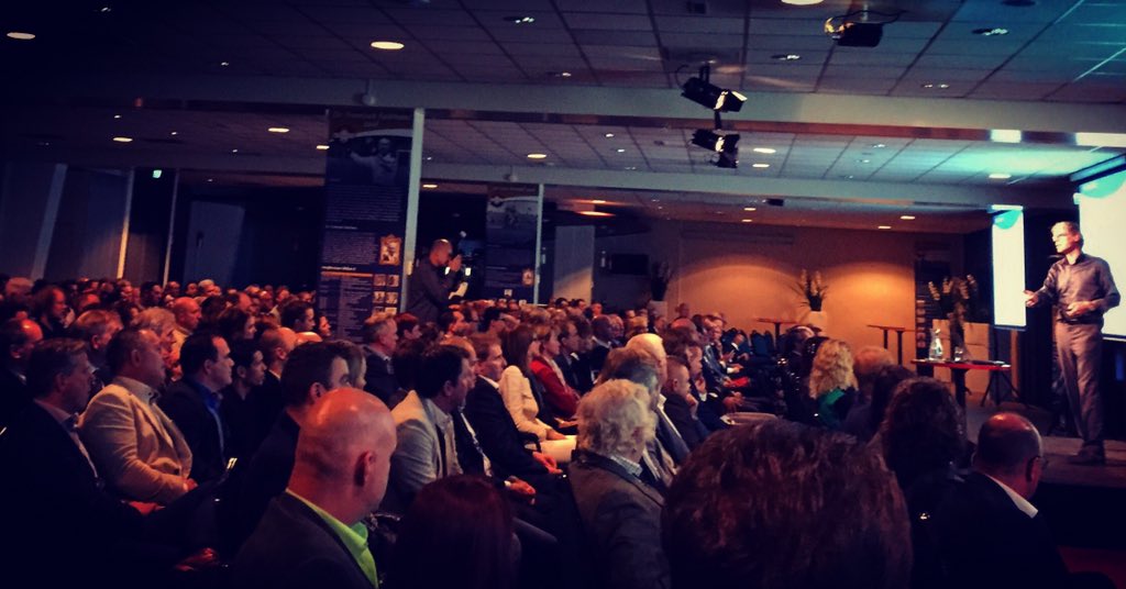 RemcovanBuren's tweet photo. De @Rampondernemer Frank Kake tijdens zijn presentatie bij de #BOBmasterclass @regiobusiness. Amusante verteller. https://t.co/JTfi5IQySo