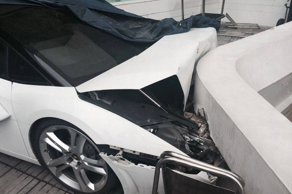 Time for a new job? Valet crashes Lamborghini causing nearly $500K in damage. Video  goo.gl/MlGmi9