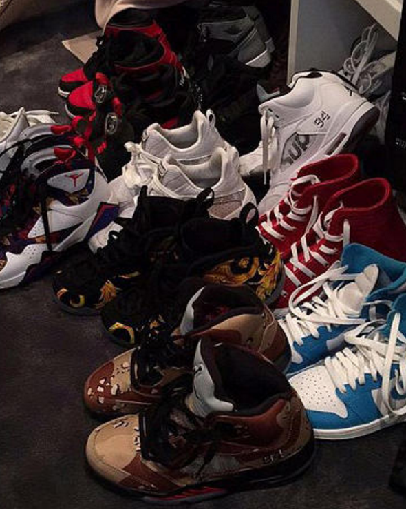 ComplexSneakers's tweet photo. Kylie Jenner has a better sneaker rotation than you: https://t.co/nFwRkVoFXG https://t.co/tVJLfh48Nx