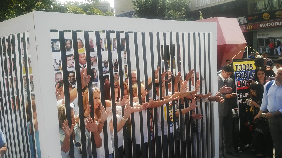 ReporteYa's tweet photo. #14D Foro Penal presente en Campaña Todo por la Libetad! Pza Brion.  #LibertadAntesDeNavidad https://t.co/8P01kLWceR - vía @porhumanidad