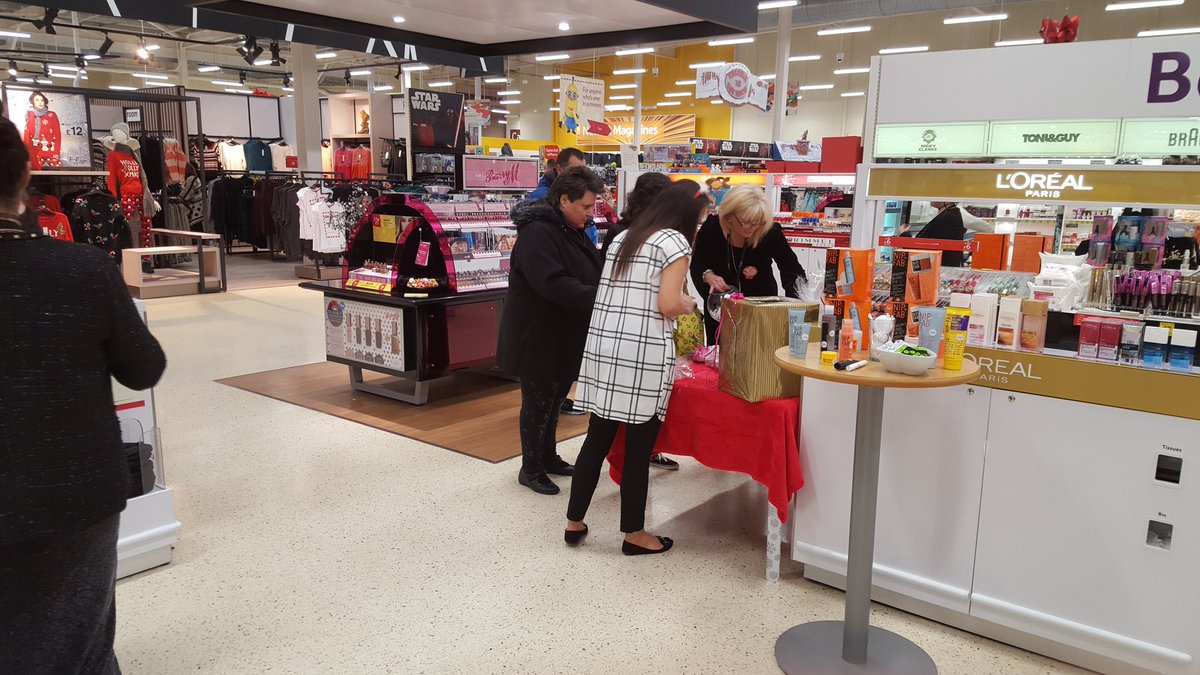CornsJacqui's tweet photo. What a fantastic turnout ! Had a brilliant day :) @BeautyWrldSkool @lisarowe28 https://t.co/IAeBe8pACI