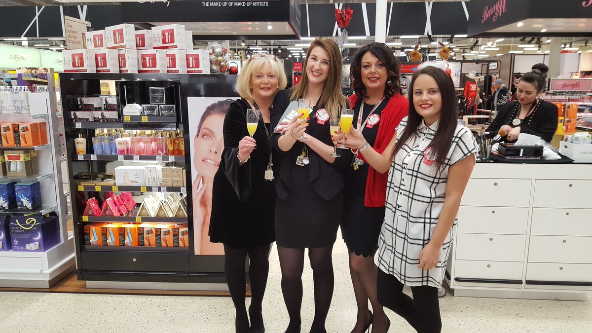 CornsJacqui's tweet photo. All prepared for our Xmas beauty event :) @BeautyWrldSkool @lisarowe28 https://t.co/7DJ2nRVgRK
