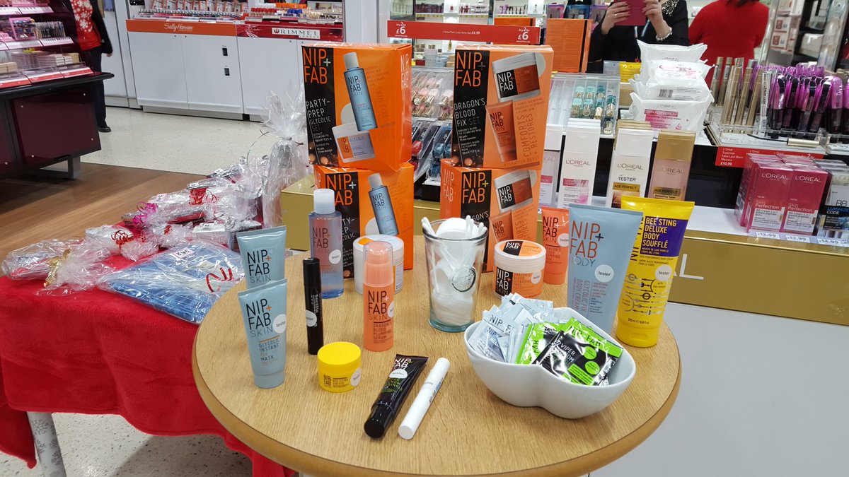 CornsJacqui's tweet photo. All prepared for our Xmas beauty event :) @BeautyWrldSkool @lisarowe28 https://t.co/7DJ2nRVgRK