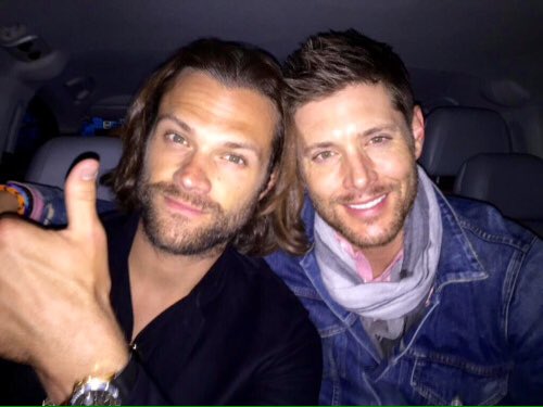 helenahandcart_'s tweet photo. #ManCrushMonday #poly #itstheireyes #OpenlyAffectionatePeopleWarmMyHeart #mutuallysupportive #SofaKingHot #sigh https://t.co/b1rvs6w37r